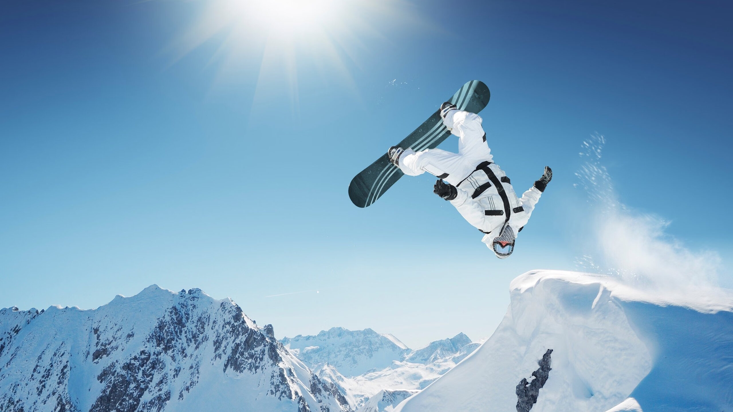 “简阳文体中心羽毛球赛事:技术高超选手争锋决胜”