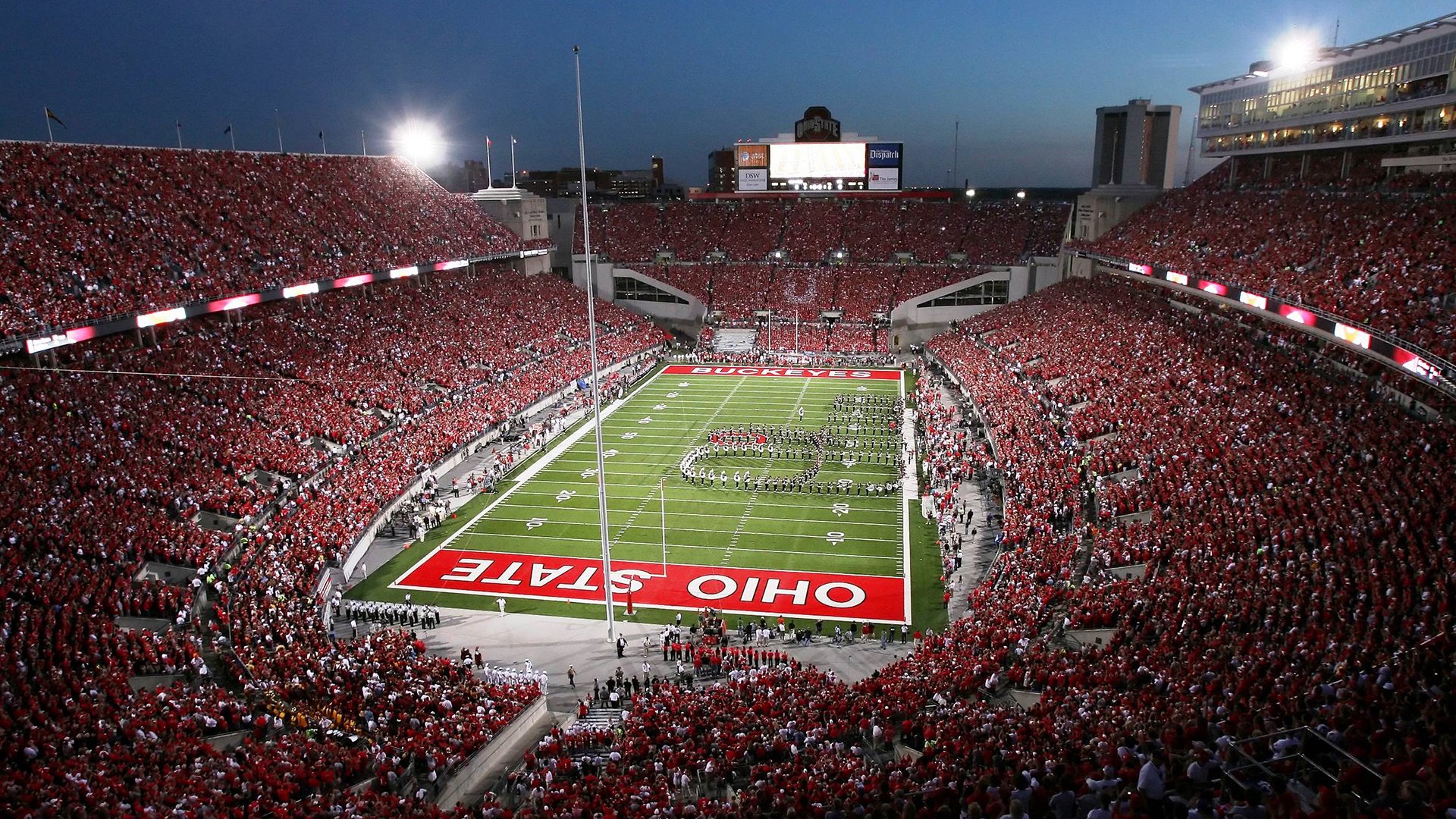 “简阳文体中心：飞扬的羽毛球赛场点燃全场热情”