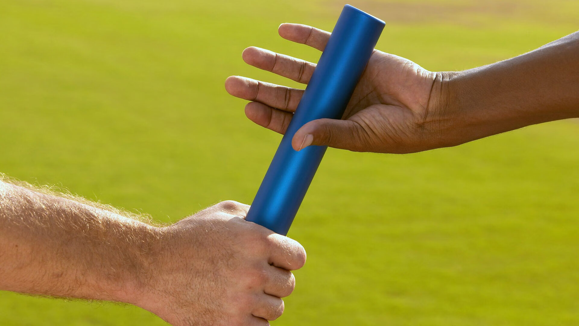 “简阳文体中心：飞扬的羽毛球赛场点燃全场热情”